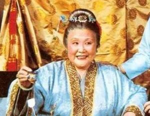 红楼梦中贾母在贾府的权利如何？