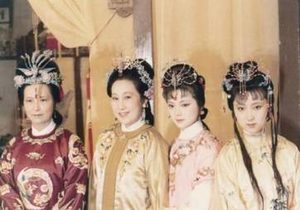 薛宝钗的三笑，看似善解人意，实则找准了王夫人的软肋