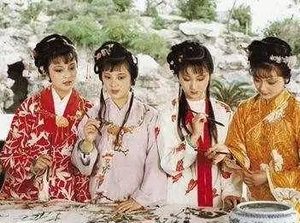 红楼梦中参加螃蟹宴的有哪些人？他们爱吃螃蟹的什么部位？