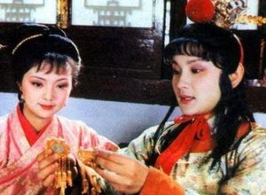 红楼梦中作者为何多次描写薛宝钗的衣着半新不旧呢？