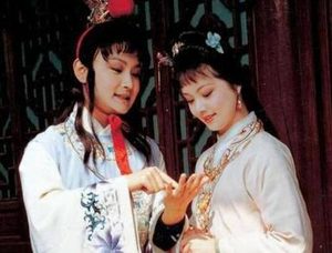 红楼梦中，金陵十二衩之间有什么联系？