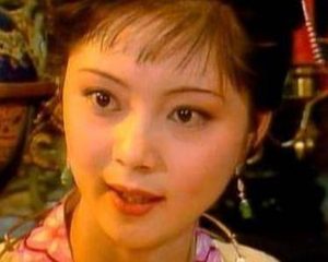 红楼梦中袭人手中的那条大红石榴裙是怎么来的？为何要送给香菱？