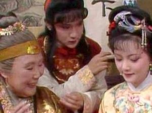 红楼梦中宝钗知道贾母要给自己办生日宴是什么表现？