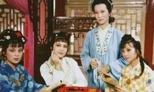 《红楼梦》中的薛宝钗为什么处处打压迎春，不让她冒头？