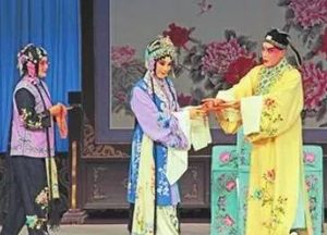 《春秋配》第十回主要讲了什么故事？