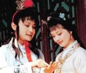 红楼梦中黛玉为何要喝过宝钗已经喝过的茶？