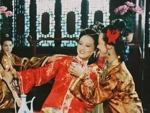 红楼梦中薛宝钗叫王熙凤凤丫头，贾母是何反应？