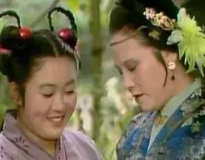 红楼梦中邢夫人拿到绣春囊后交给了王夫人是因为什么？