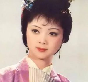 红楼梦中薛宝钗为何会被叫宝姑娘而不是薛姑娘？