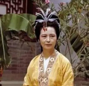 红楼梦中王夫人与贾母关系破裂与宝钗有何关系？