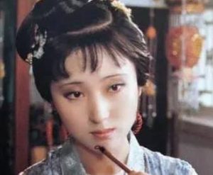 红楼梦中晴雯在宝玉与黛玉二人之间扮演着什么角色？