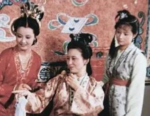 红楼梦中多次写到贾府众人喝粥的场面，有何深意？