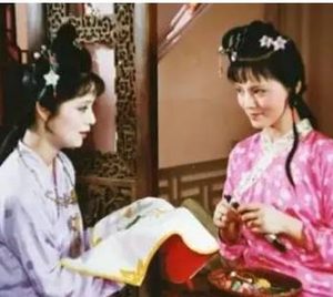 红楼梦中袭人自己不会做针线活吗？她为何要找人帮忙？