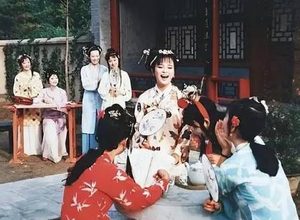 红楼梦暖香坞中，众人齐聚雅制春灯谜，当时的情况是怎样的？