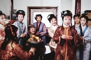 红楼梦中薛宝钗灯谜的谜底是什么？暗喻了贾宝玉的出家