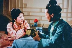 红楼梦中薛宝钗让丫头莺儿倒茶，莺儿为什么没反应？