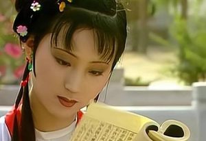 红楼梦中，林黛玉在贾府的地位如何？比贾府三春地位高