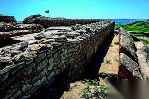 石峁遗址：4000年前惨事 24个少女被砍头