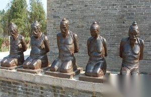 探岳飞墓前跪的5个雕像除了秦桧还有谁？