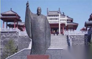 罢黜百家独尊儒术目的：维护执政者的王权统治