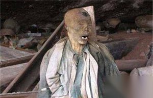 悬棺之谜 实拍崖葬悬棺中的惊悚干尸