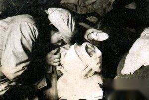 朝鲜战场上用嘴替战友排尿的17岁女兵今何在？