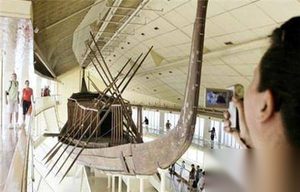 埃及发掘4500年前吉萨大金字塔脚下的太阳船