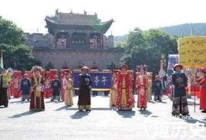 清朝康熙皇帝为什么拜谒明朝皇帝墓？甚至行跪拜之礼