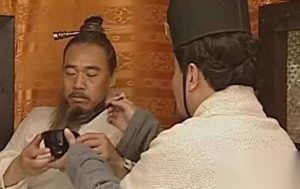 秦始皇死后为何右耳流黑血耳孔内有铁钉，这说法有真实性吗？