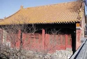 清朝内阁制度是在什么背景下实施的？具体情况是怎样