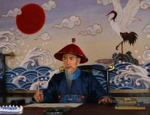 清朝官员为什么夏天穿穿皮袄围火炉呢 难道说是热疯了吗