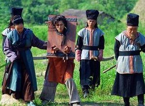 古代衙役押送囚犯来回几千里 他们为什么会抢着押送女囚犯