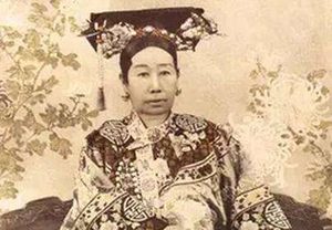 清朝的没落是慈禧直接导致的吗？没有她清朝会怎么样？