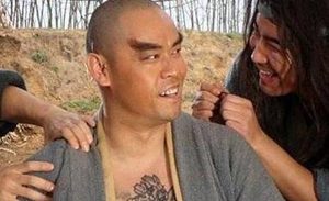 水浒传中鲁智深为什么要拔垂杨柳呢？