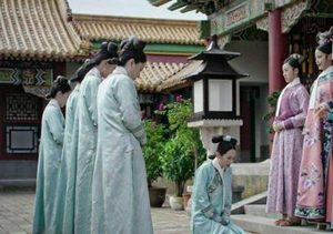 清朝时期，选宫女和选秀女之间有什么样的差别？