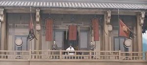诸葛亮摆空城计，为什么让人在城门前扫地？