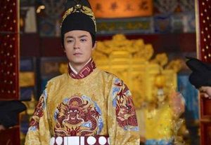 为什么秦始皇的龙袍是黑色的？为何后世皇帝的龙袍是黄色的？