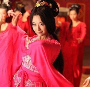 宠妃让皇帝给她做奴才，萧宝卷为何这么听话？