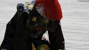 清朝官员跪拜皇帝，为什么要拍打一下袖子呢？