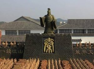 刘邦和秦始皇有何不同？为什么秦始皇落得个暴君的名头？