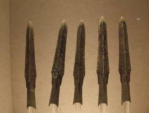 东汉时期的武器装备是如何发展得？又是如何储备的？