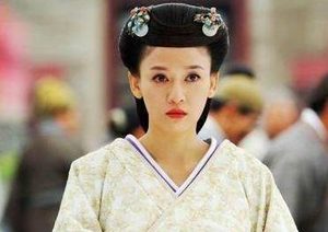 从落魄歌女到皇后，此女经历了什么？