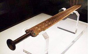 古代宝剑和宝刀不是削铁如泥吗 现代武器为何做不到