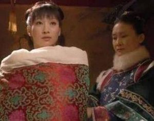 在清朝时期，妃子在侍寝时裹着被子是为何？