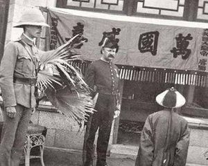 清朝官员在跪拜皇帝时 官员为什么要拍拍袖子