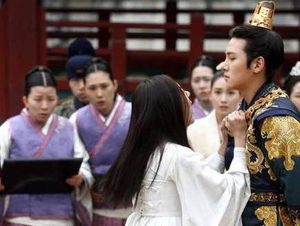 古代皇帝在面临权臣势力的时候 皇帝为什么还要委曲求全
