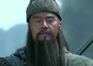 早期关羽为何服从徐庶的指挥，不听孔明的指挥?