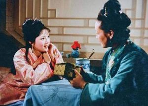 红楼梦中薛宝钗三次让莺儿倒茶，她为什么不倒？