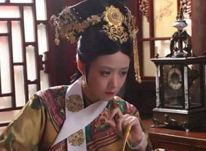 清宫妃子领子上的白色带是干什么用的？