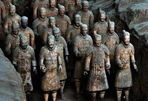 秦始皇兵马俑手中的武器为何全部遗失呢？